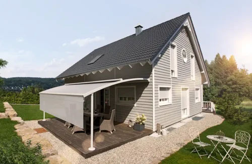 Modernes Einfamilienhaus mit Sonnenschutz auf der Terrasse