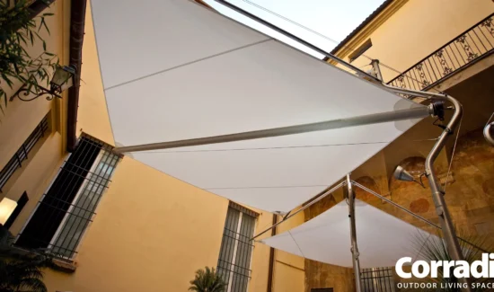 Mehrere Corradi Defense Sonnensgel aufgestellt in einem Innenhof.