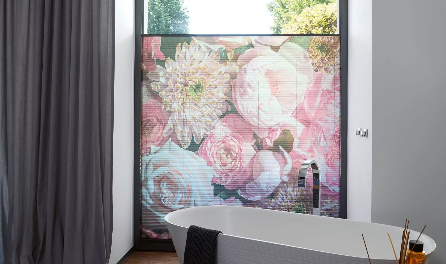 Ein Plissee von MHZ komplett bedruckt mit einem Design aus großen Blüten.