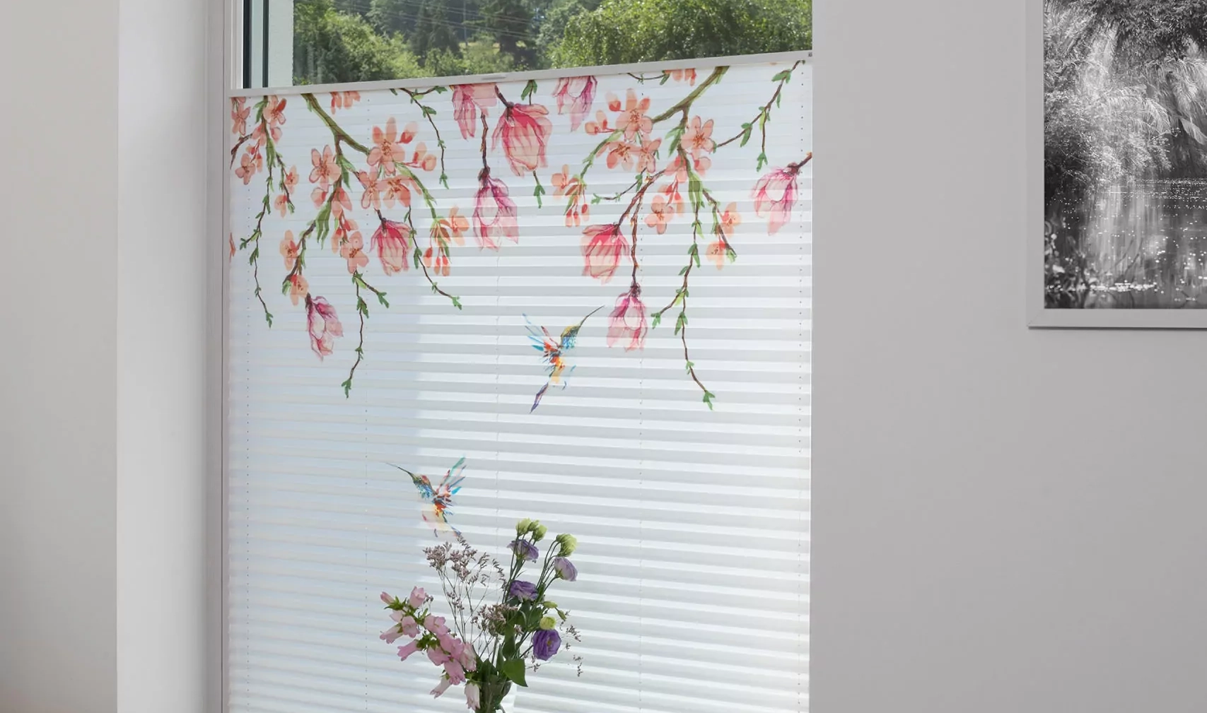 Ein Design eines Wabenplissees von MHZ mit Blumen und Kolibris.