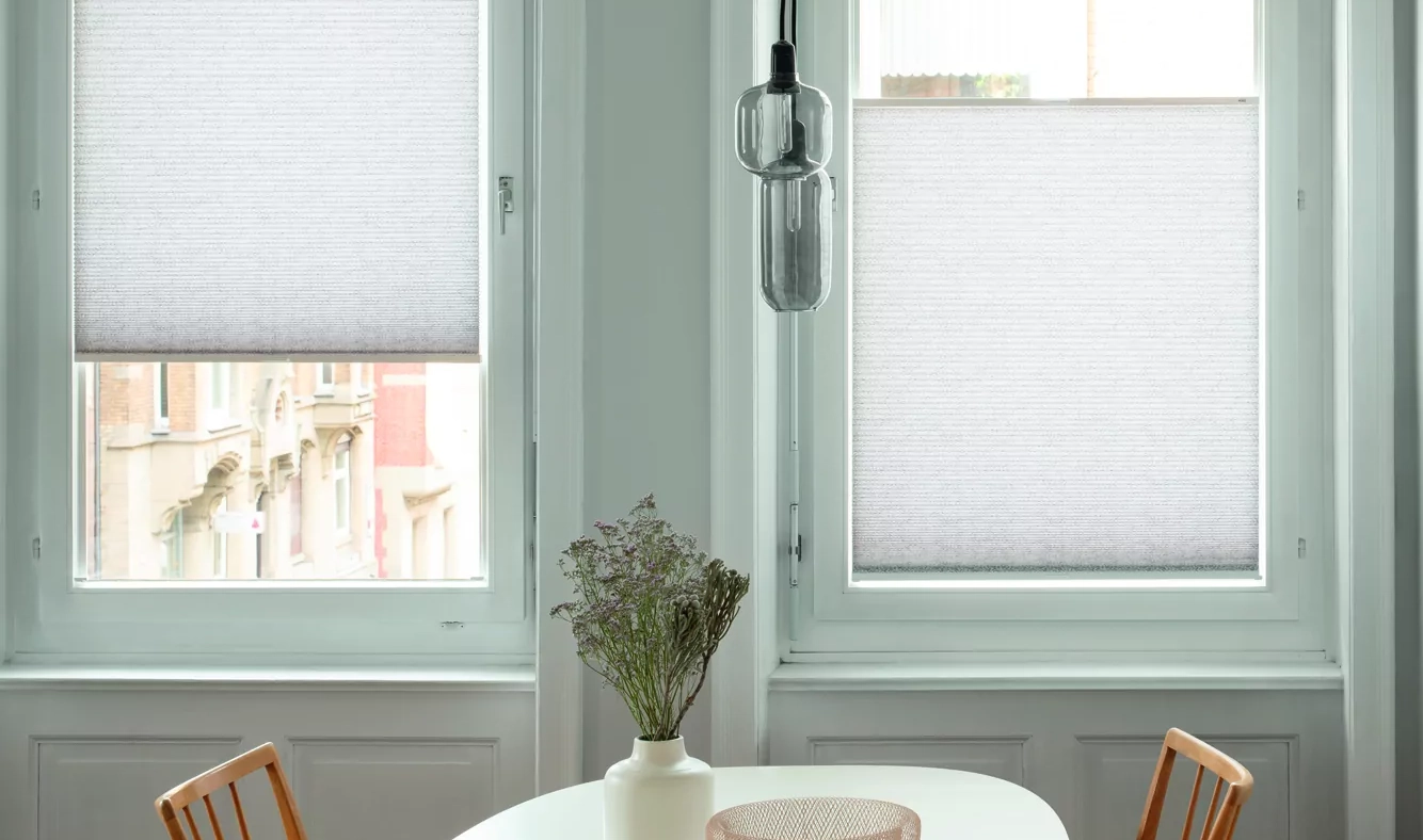 Wabenplissees von MHZ verdecken die Unterseite des einen Fensters und die obere eines anderen.