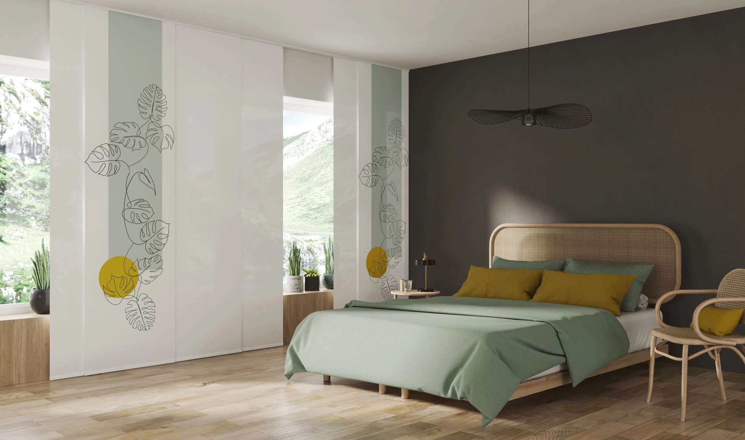 Ein Flächenvorhang von MHZ mit floraler Musterung und passender Farbgebung beschattet ein Schlafzimmer mit grünen und gelben Akzenten.