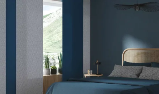 Ein Raum in Blautönen wird ergänzt durch einen komplementär blau und grauen Flächenvorhang von MHZ beschattet.
