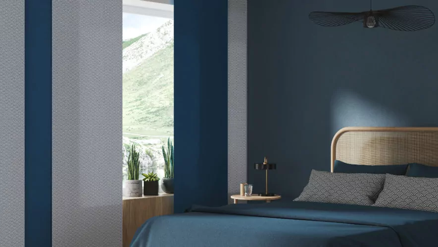 Ein Raum in Blautönen wird ergänzt durch einen komplementär blau und grauen Flächenvorhang von MHZ beschattet.