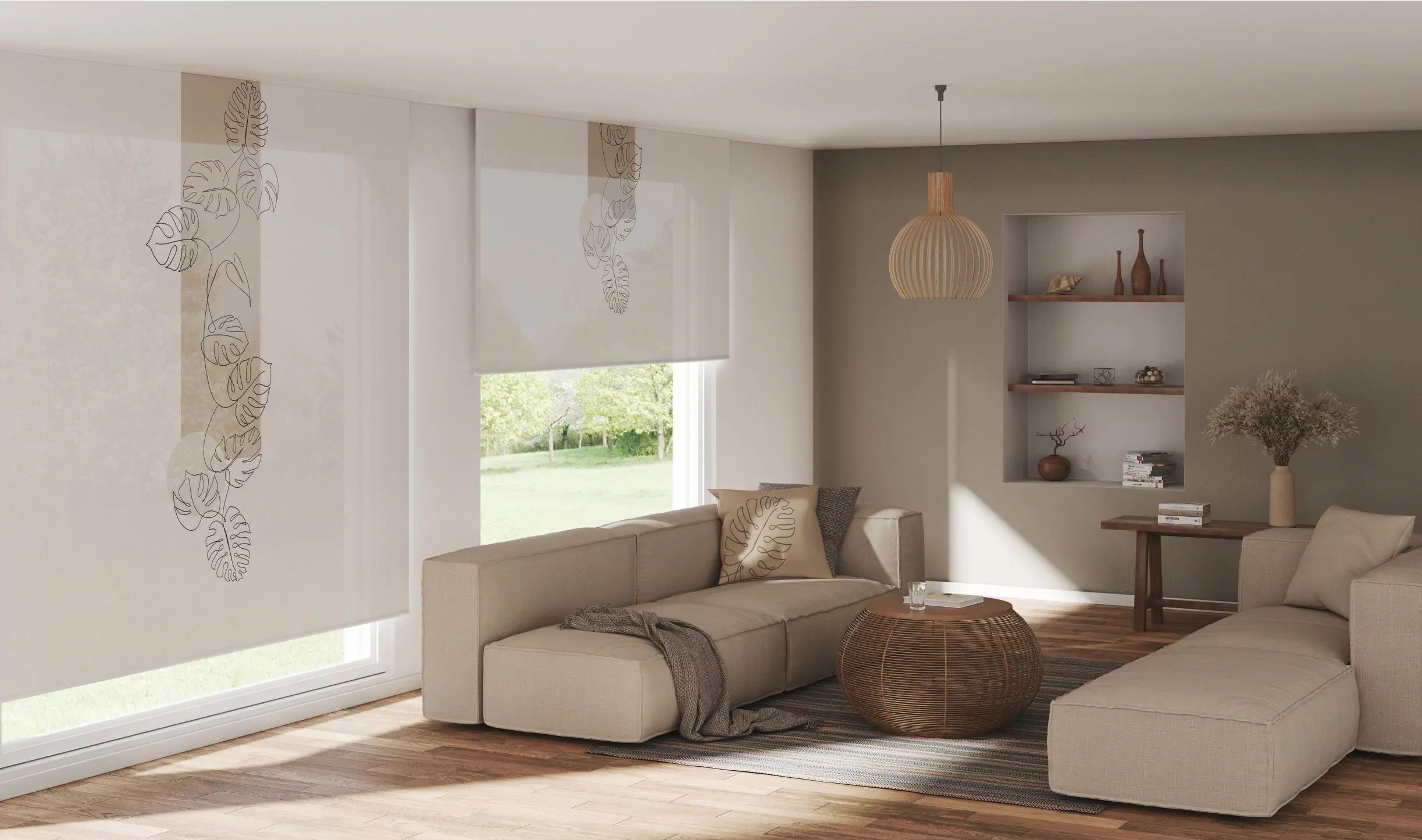 Zwei Rollos von MHZ schützen ein Wohnzimmer vor der Sonne. Passend zur Inneneinrichtung des Wohnzimmers sind Farben und Designs auf das Rollo gedruckt.