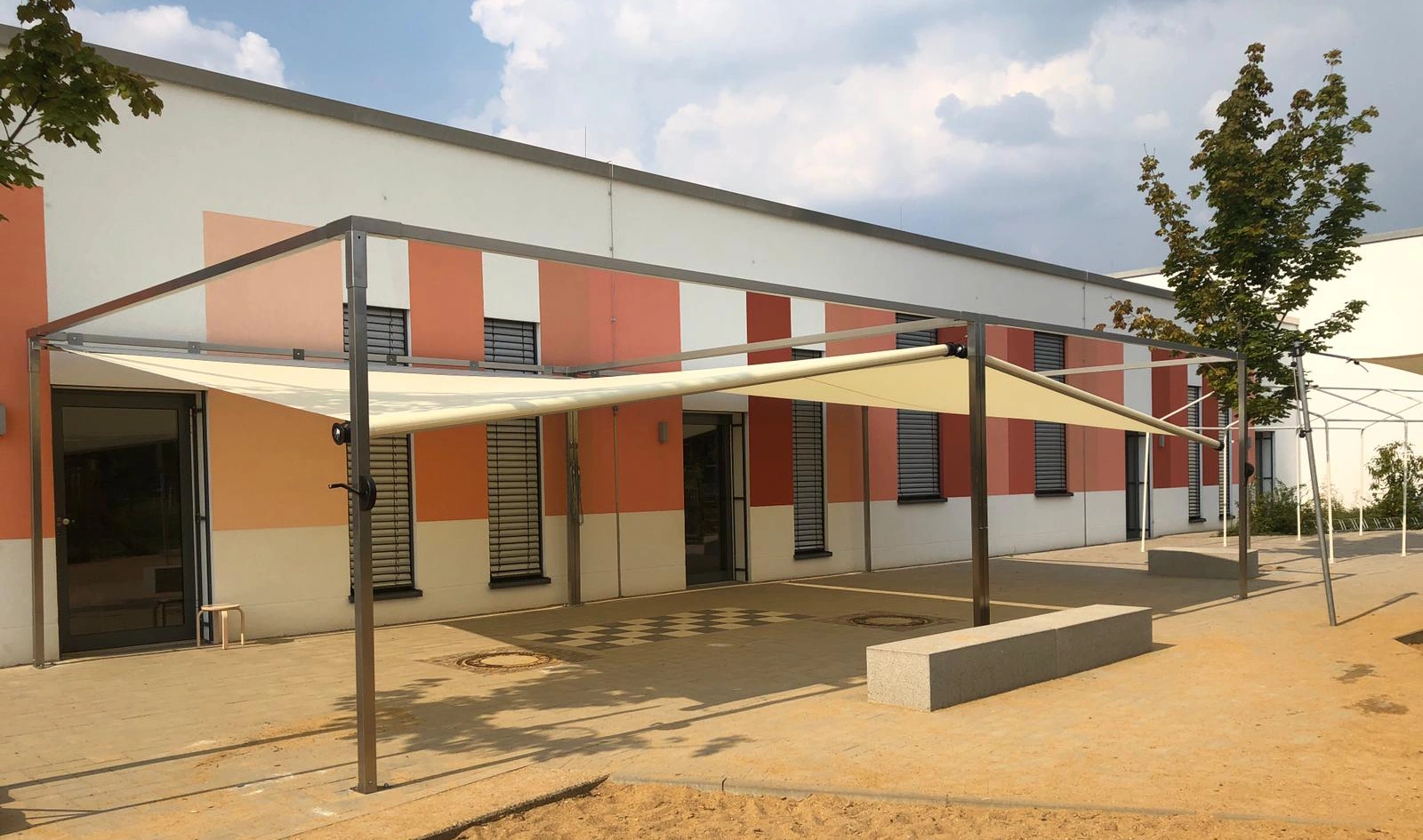 Zwei gekoppelte Shadesign Shade CUBEs bilden eine Dachform.