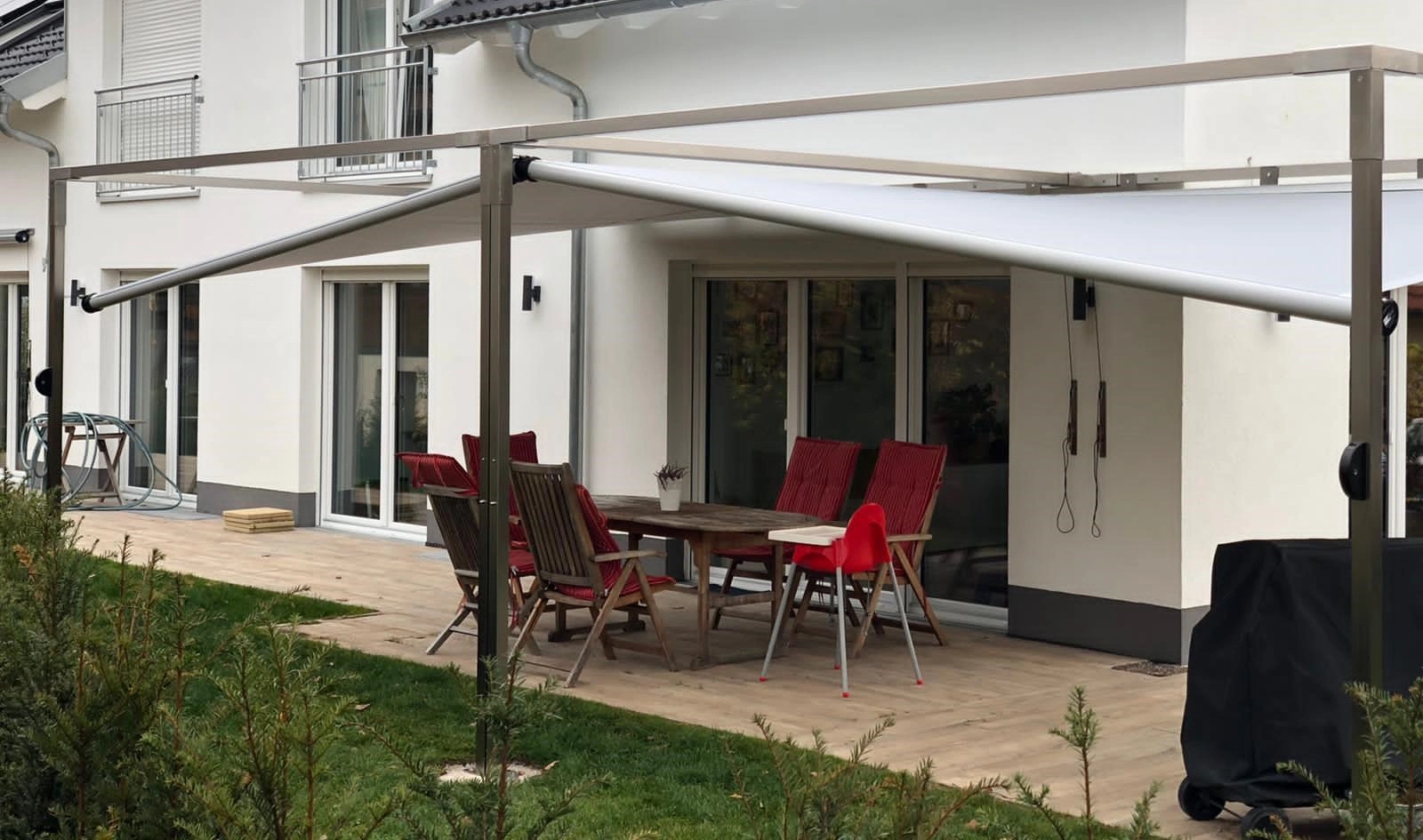 Durch die Aneinanderreihung zweier Shadesign Shade CUBEs lässt sich die gesamte Breite eines Außenbereichs auf einer Terrasse optimal überdachen.