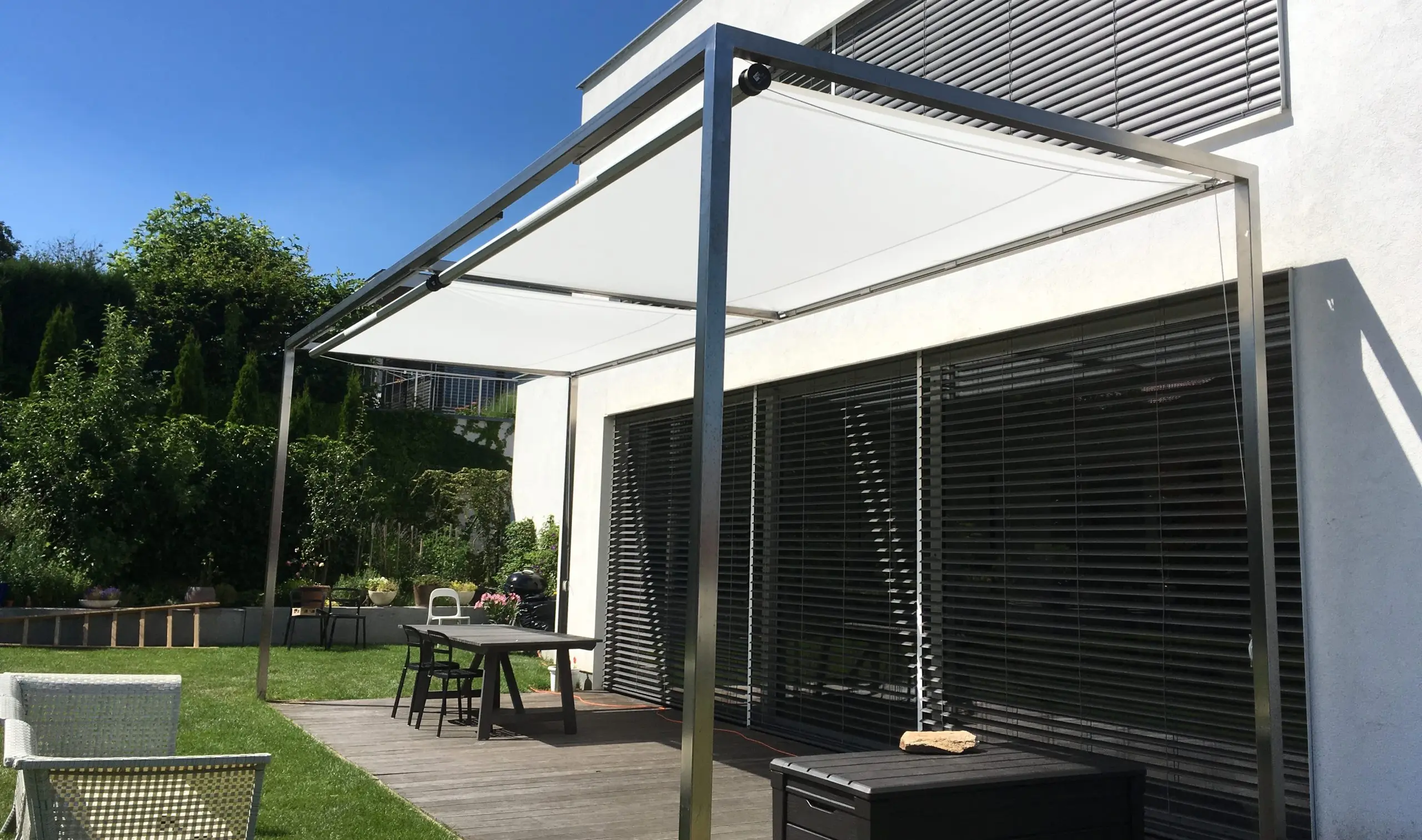 In einen verbreiterten Shadesign Shade CUBE lassen sich zwei Sonnensegel nebeneinander montieren.