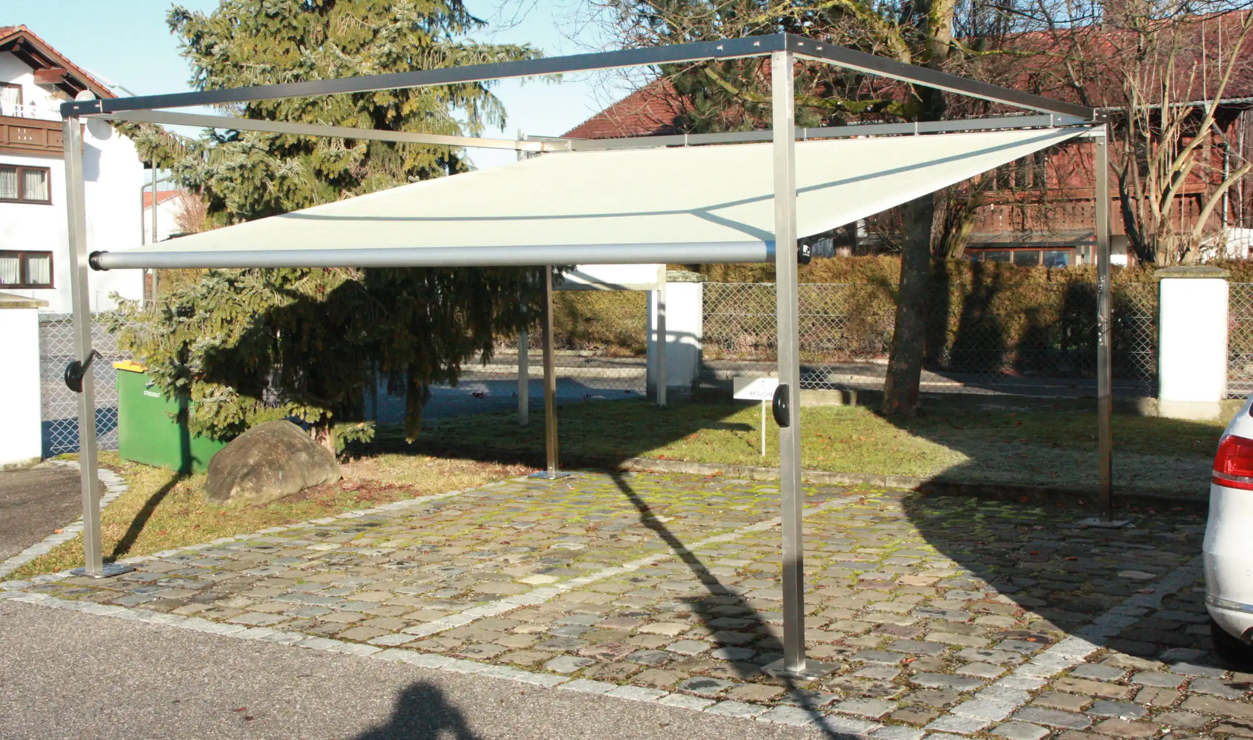 Der Shadesign Shade CUBE eignet sich ebenfalls zum Witterungsschutz über einem Parkplatz.