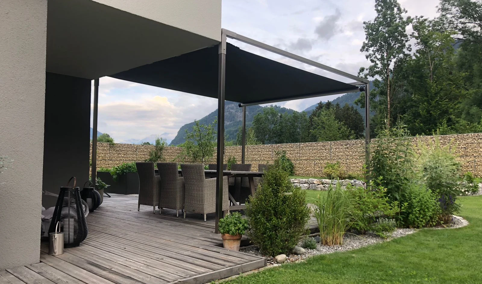 Rückansicht eines Shadesign Shade CUBE, der an eine Hauswand anschließt.