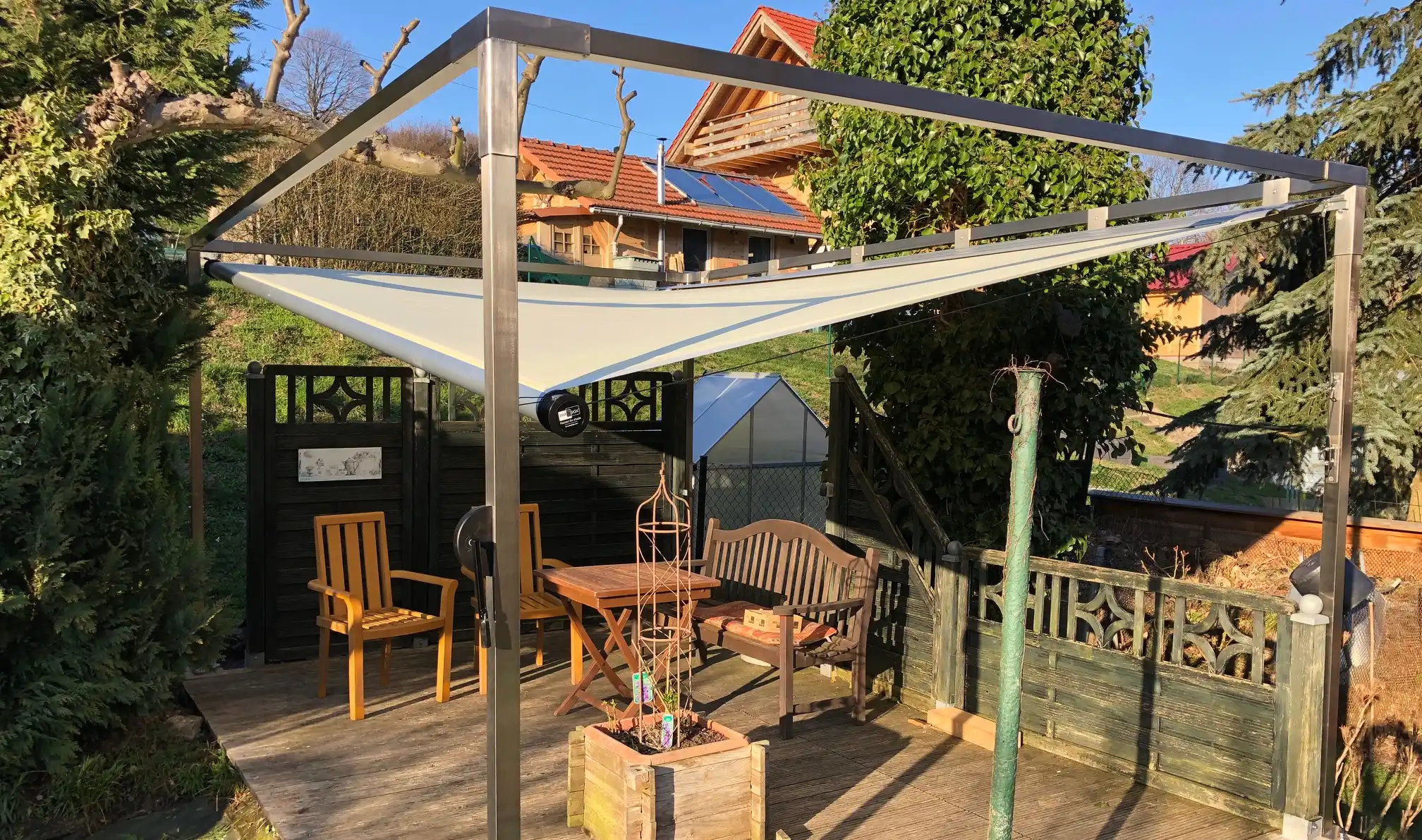 Ein Shadesign Shade CUBE mit einer abgesenkten Ecke ermöglicht individuelle Anpassung an den Sonnenstand und effiziente Regenwasserableitung.