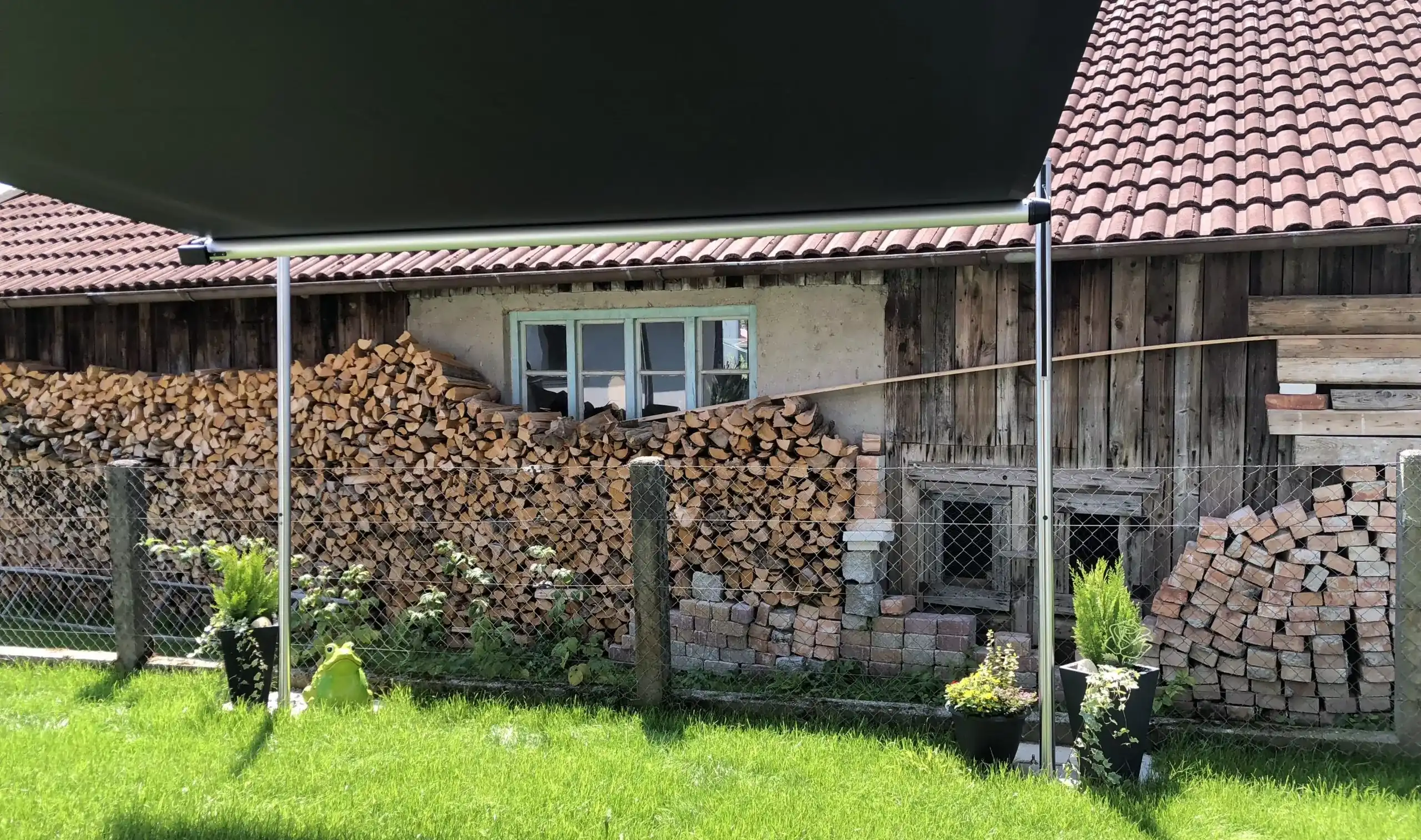 Aufnahme aus dem beschatteten Bereich unter einem Shade INUX Sonnensegel.