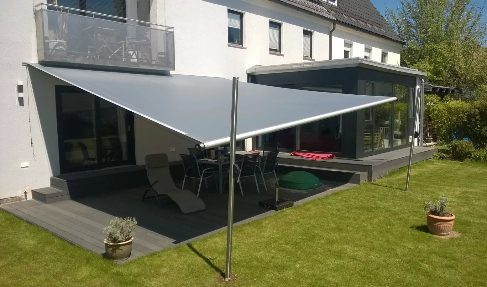 Das Sonnensegel Shade INOX lässt sich individuell je nach Sonnenstand einstellen, um darunterliegende Bereiche optimal zu beschatten.