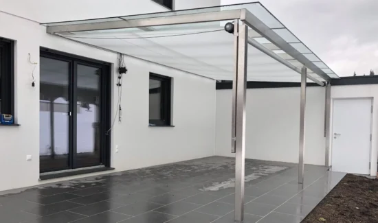 Das Sonnensegel Shadesign Shade STRUCTURE angebracht unter einem Glas-Vordach.