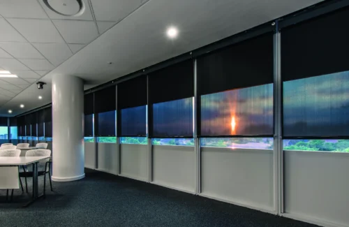 Moderne Bürojalousien bei Sonnenuntergang